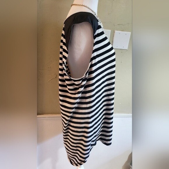 Xhilaration, Black and White Sleeveless Blouse, Size 2 (Large) - Picture 3 of 6